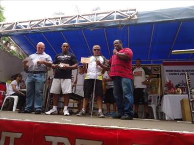 Berta fecha o ano em grande estilo